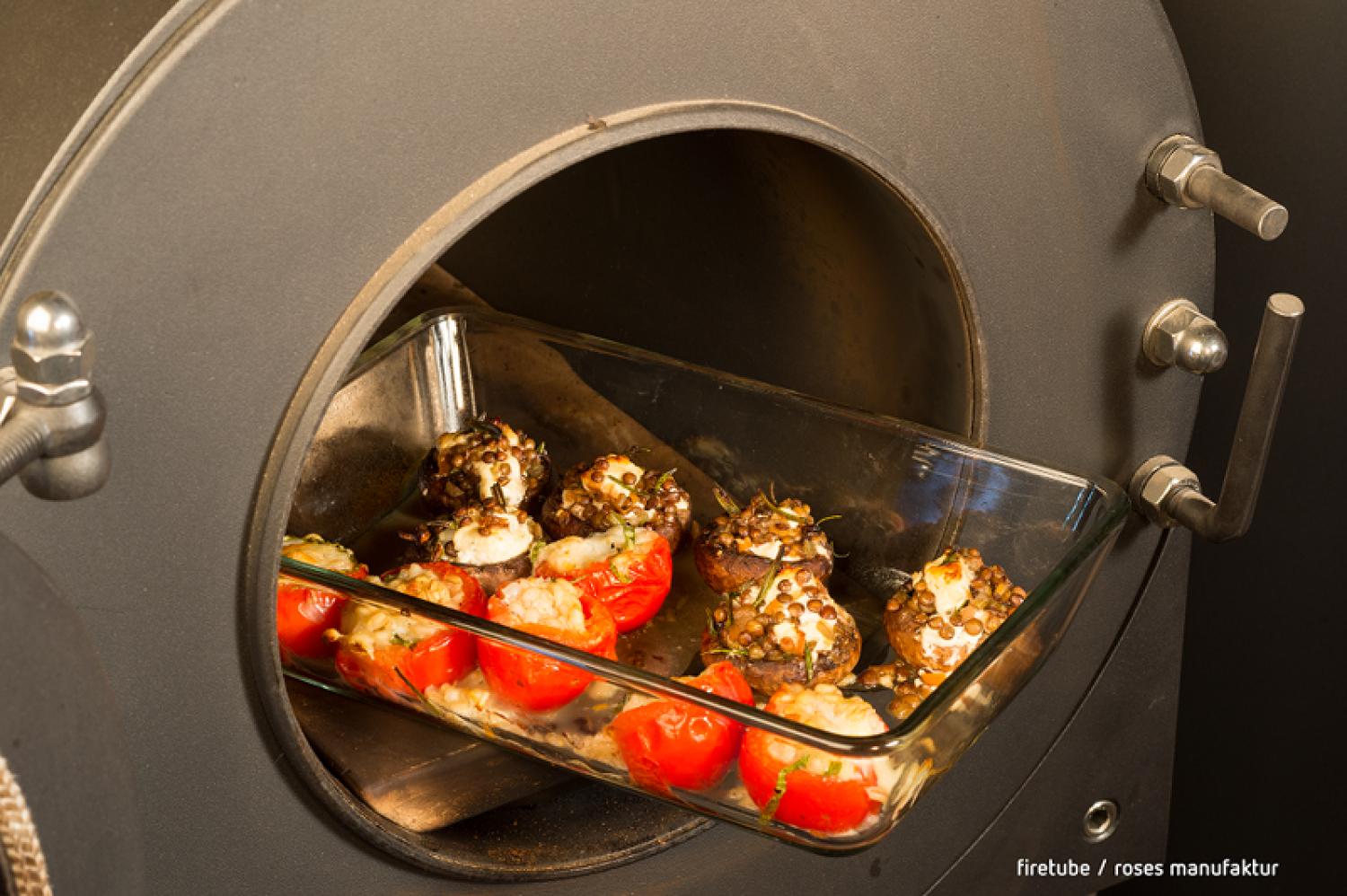 Glasform mit gegartem Gemüse, stehend in einem Garraum.